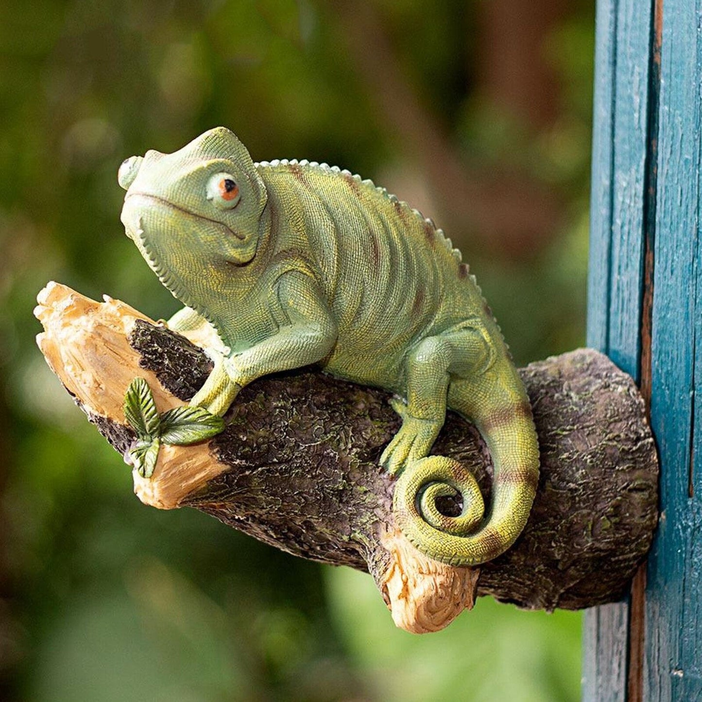 Figurine de caméléon en résine sur l'arbre